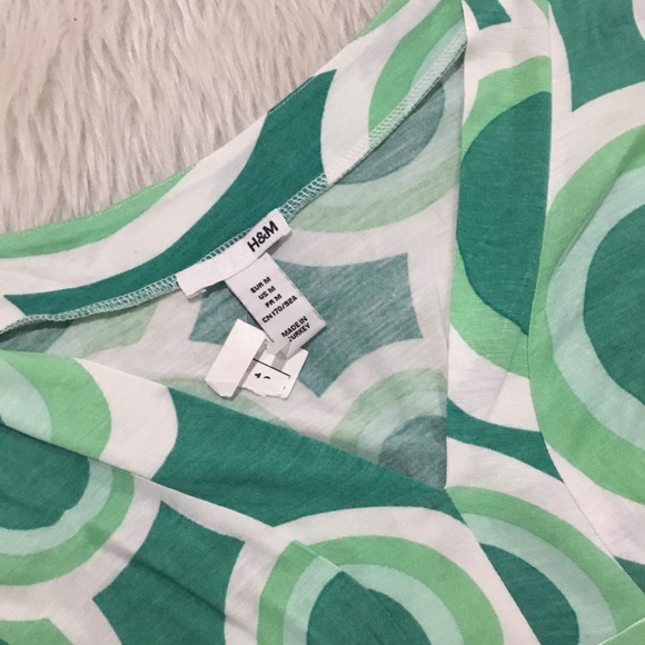H&M women’s green polk dot v neckline top size medium - Picture 3 of 4